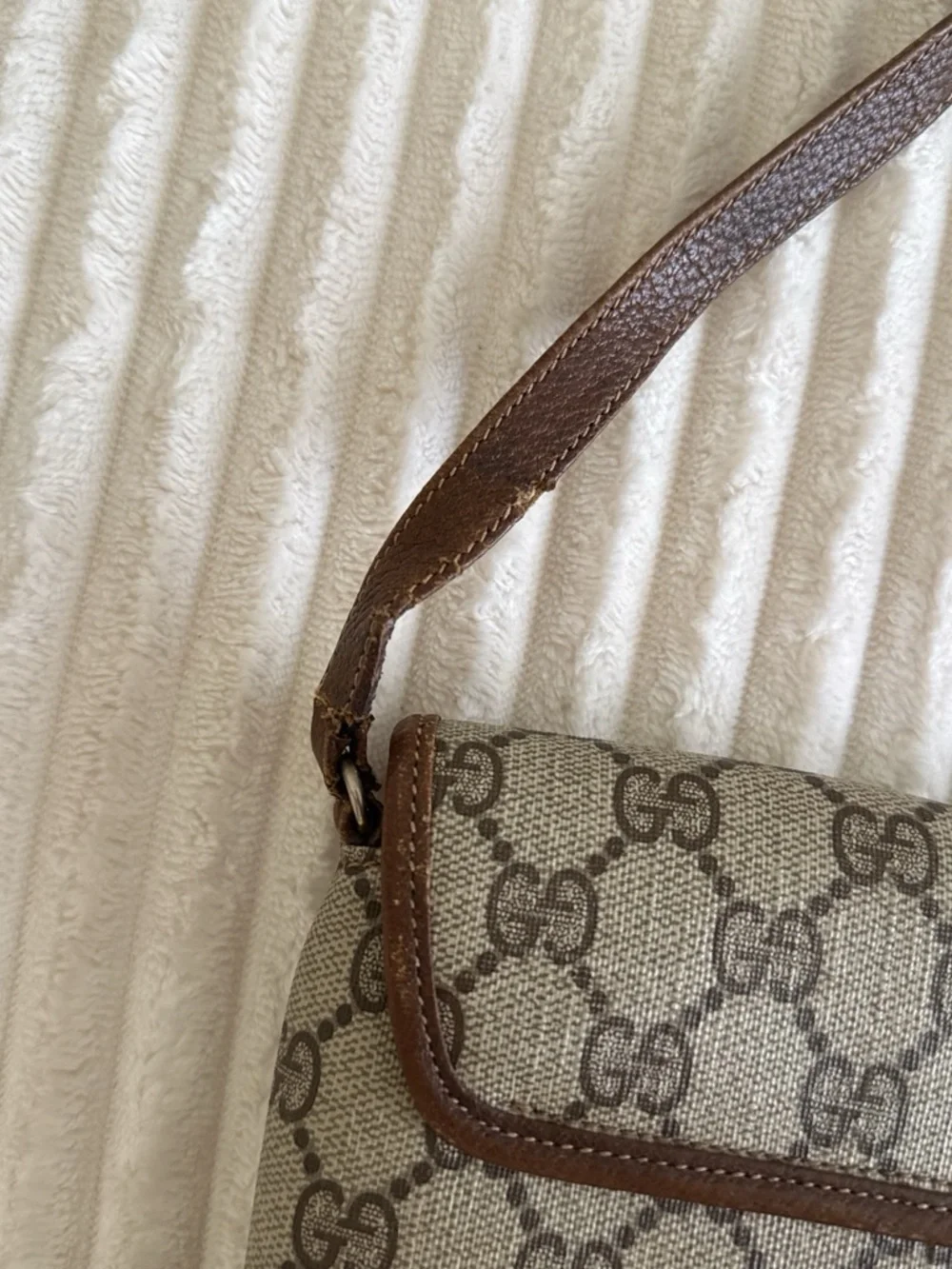 Gucci Beige Brown Monogram Crossbody with Green-Red Stripe - Picture 4 of 6